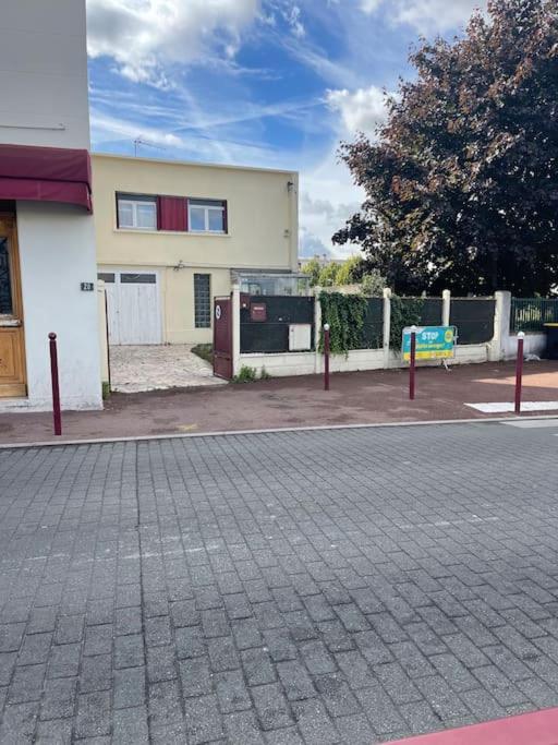 La Maison Est Situee En Face De La Gare Бонди Экстерьер фото
