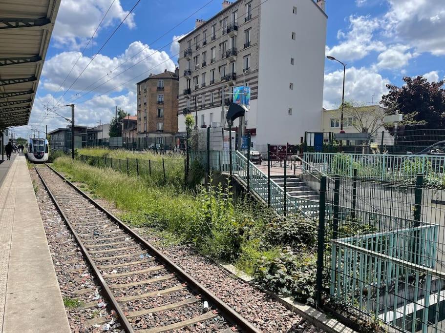 La Maison Est Situee En Face De La Gare Бонди Экстерьер фото