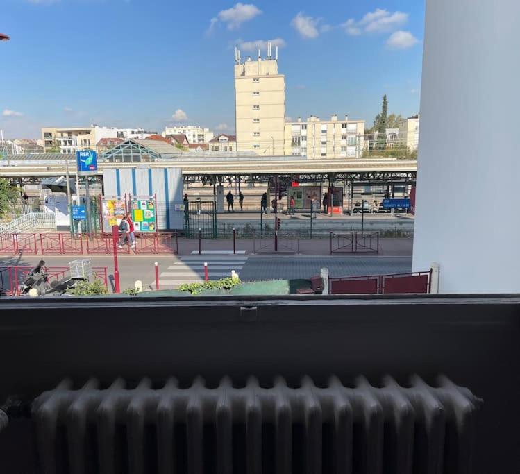 La Maison Est Situee En Face De La Gare Бонди Экстерьер фото